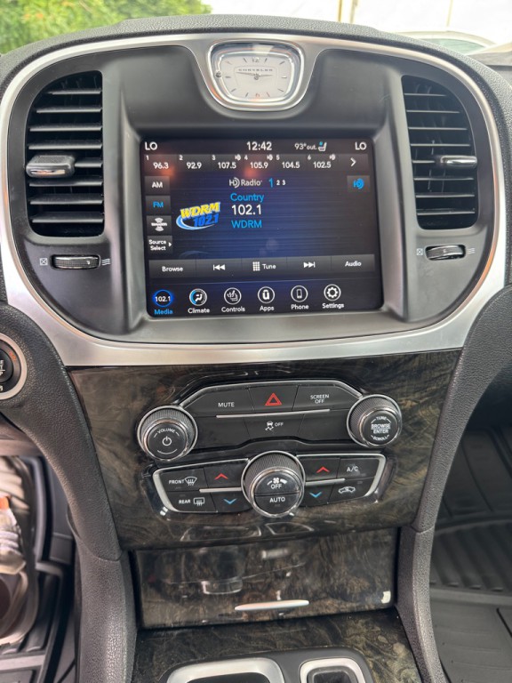 2018 Chrysler 300 Image 9