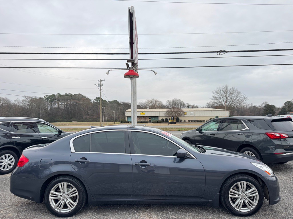 2011 INFINITI G37 Image 2