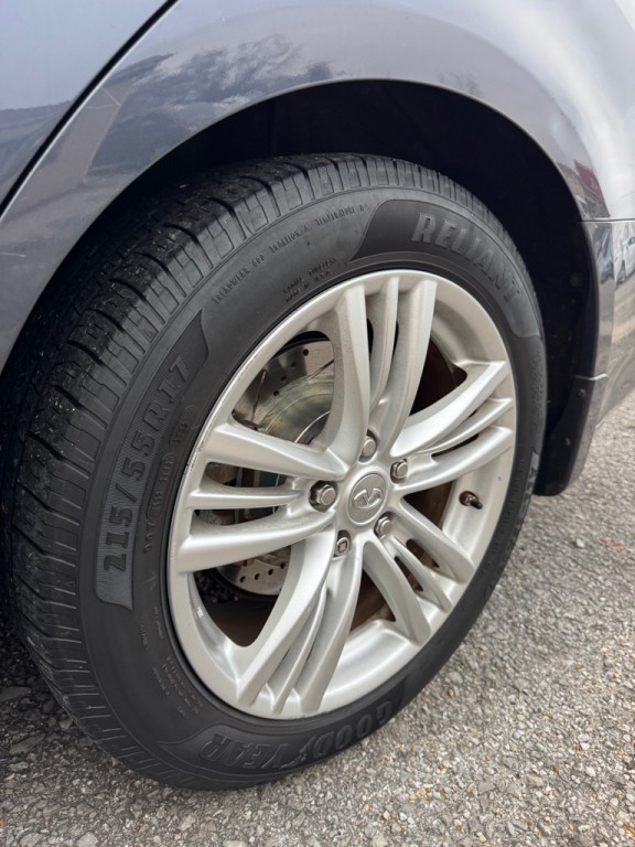 2011 INFINITI G37 Image 7