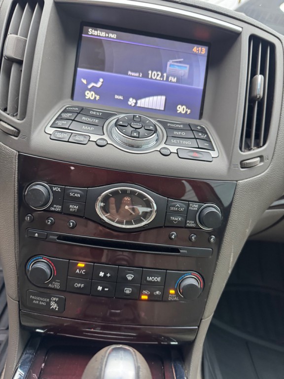 2011 INFINITI G37 Image 12