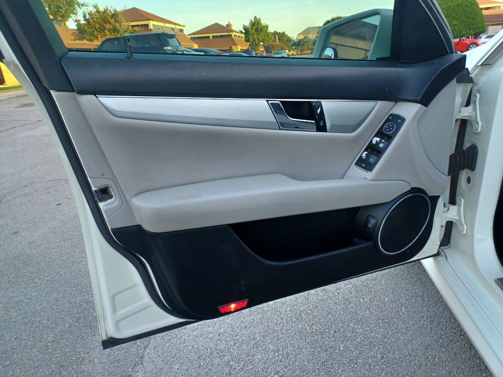2010 Mercedes-Benz C-Class Image 9