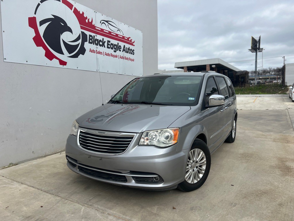 2014 Chrysler Town & Country Image 1