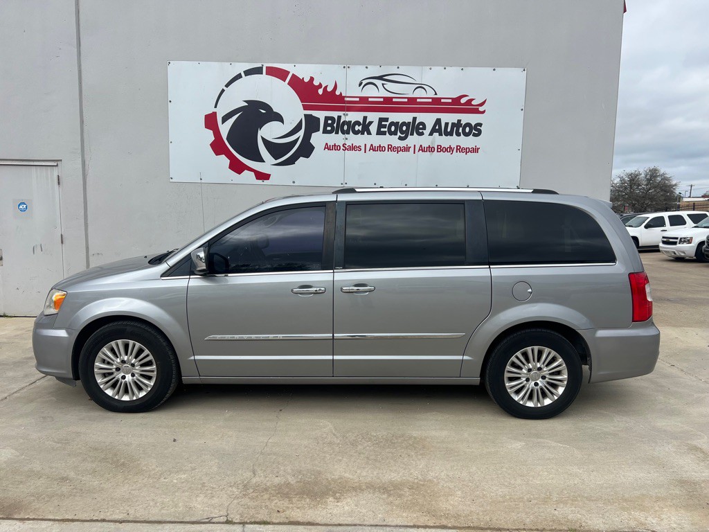 2014 Chrysler Town & Country Image 2