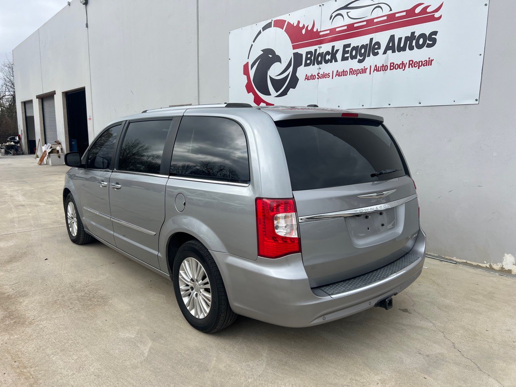 2014 Chrysler Town & Country Image 3