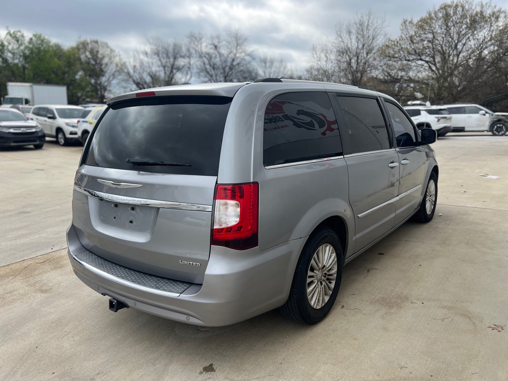 2014 Chrysler Town & Country Image 4