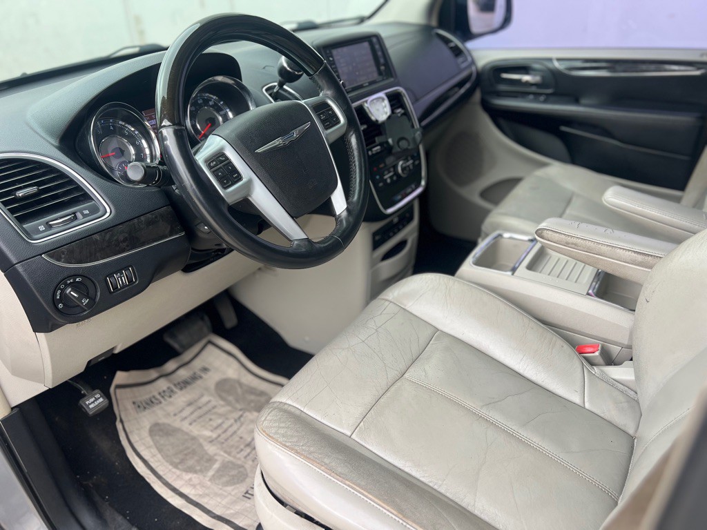 2014 Chrysler Town & Country Image 6