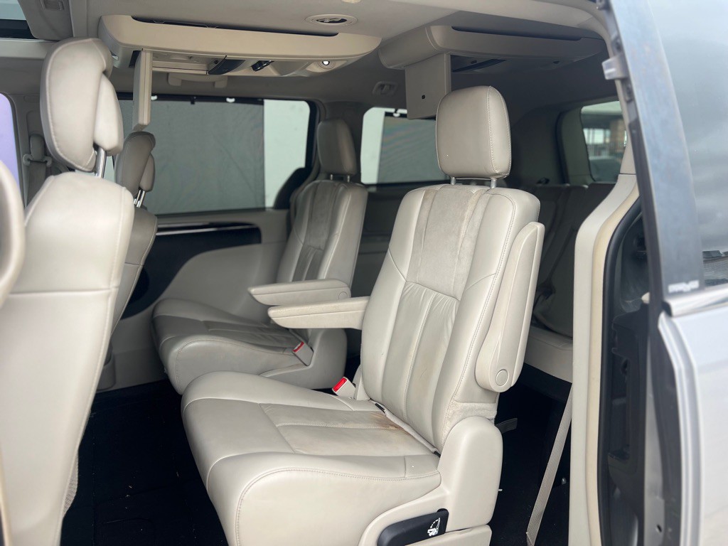 2014 Chrysler Town & Country Image 8