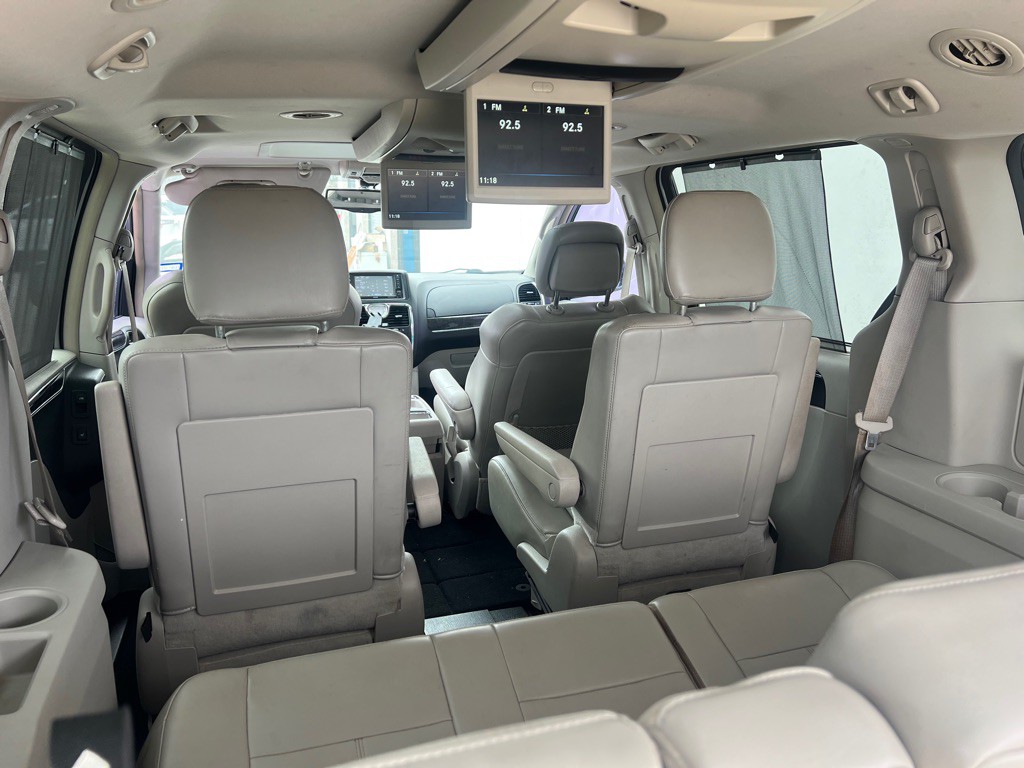 2014 Chrysler Town & Country Image 10