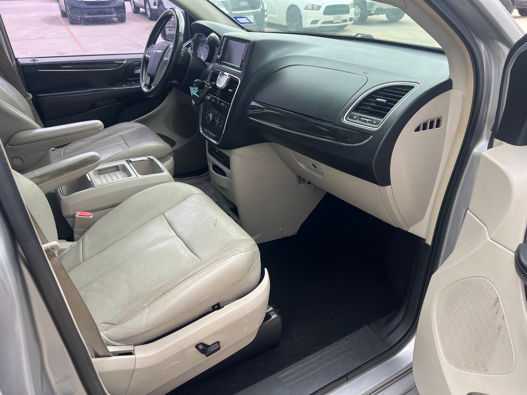 2014 Chrysler Town & Country Image 11