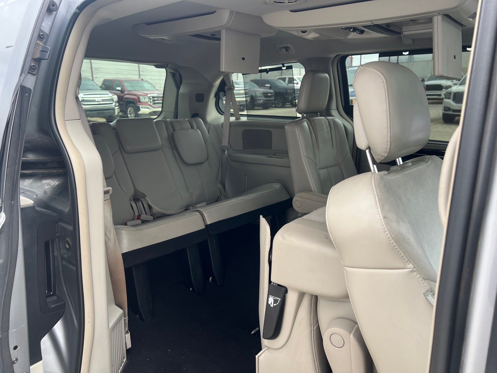 2014 Chrysler Town & Country Image 12