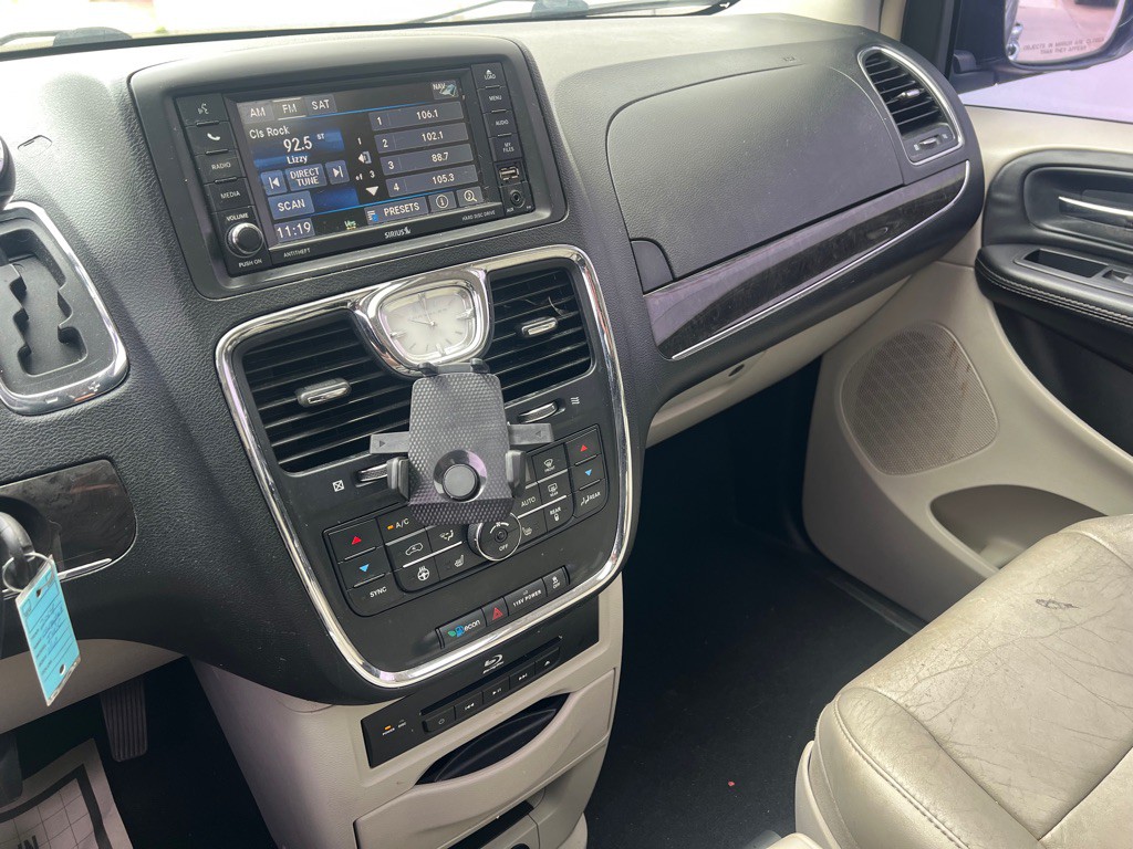 2014 Chrysler Town & Country Image 13