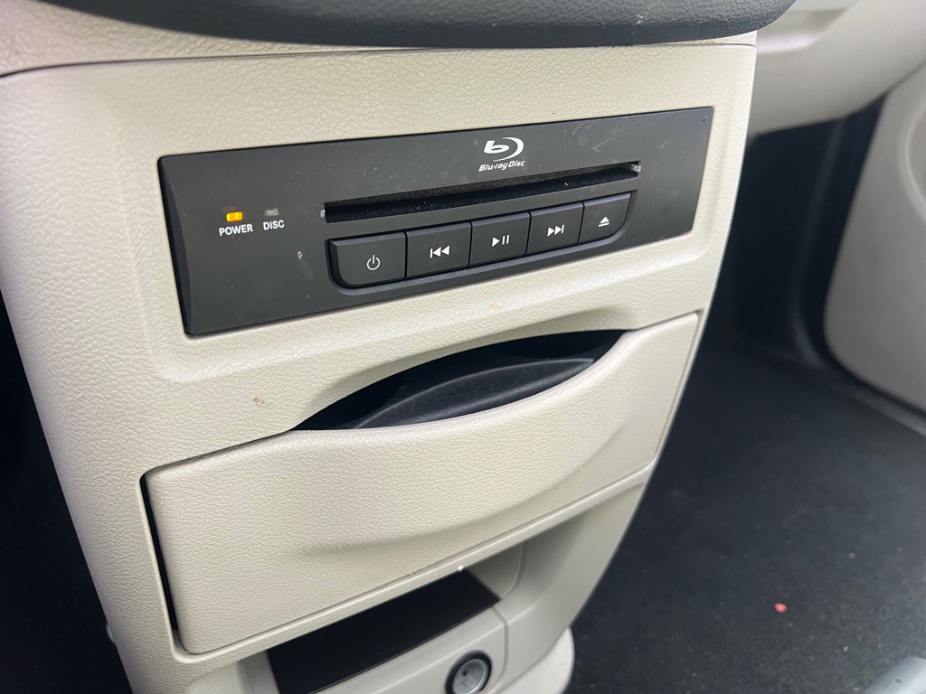 2014 Chrysler Town & Country Image 16