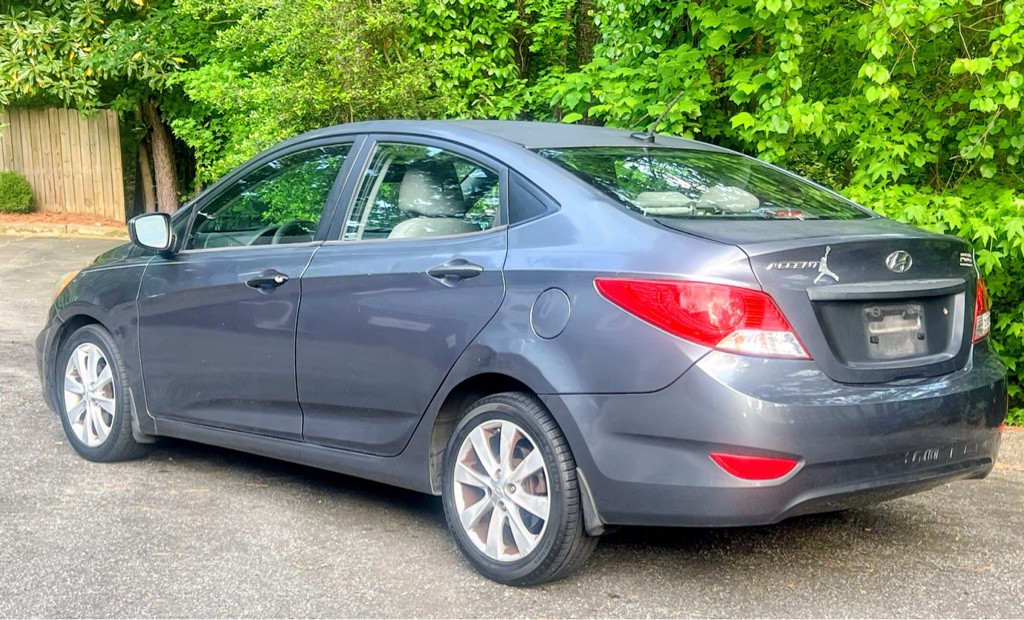 2013 Hyundai Accent Image 2