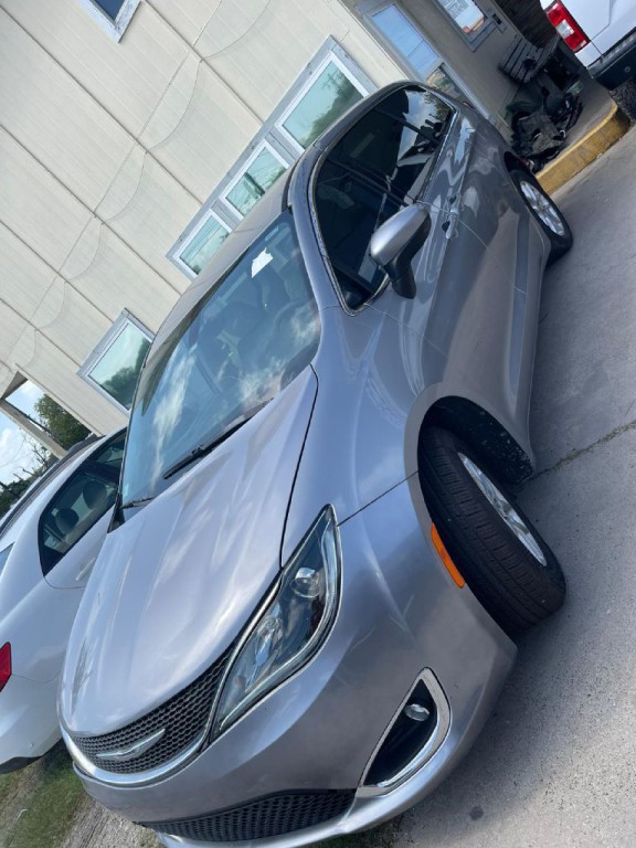 2017 Chrysler Pacifica Image 2