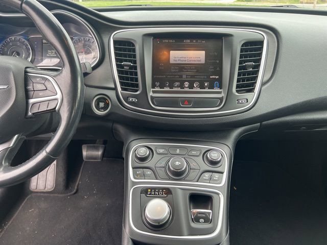 2016 Chrysler 200 Image 3