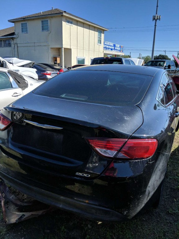 2015 Chrysler 200 Image 2
