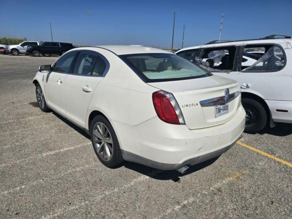 2009 Lincoln MKS Image 2