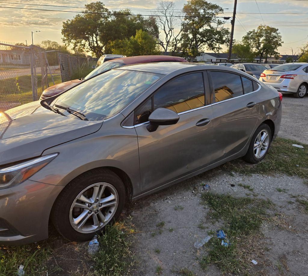 2017 Chevrolet Cruze Image 2