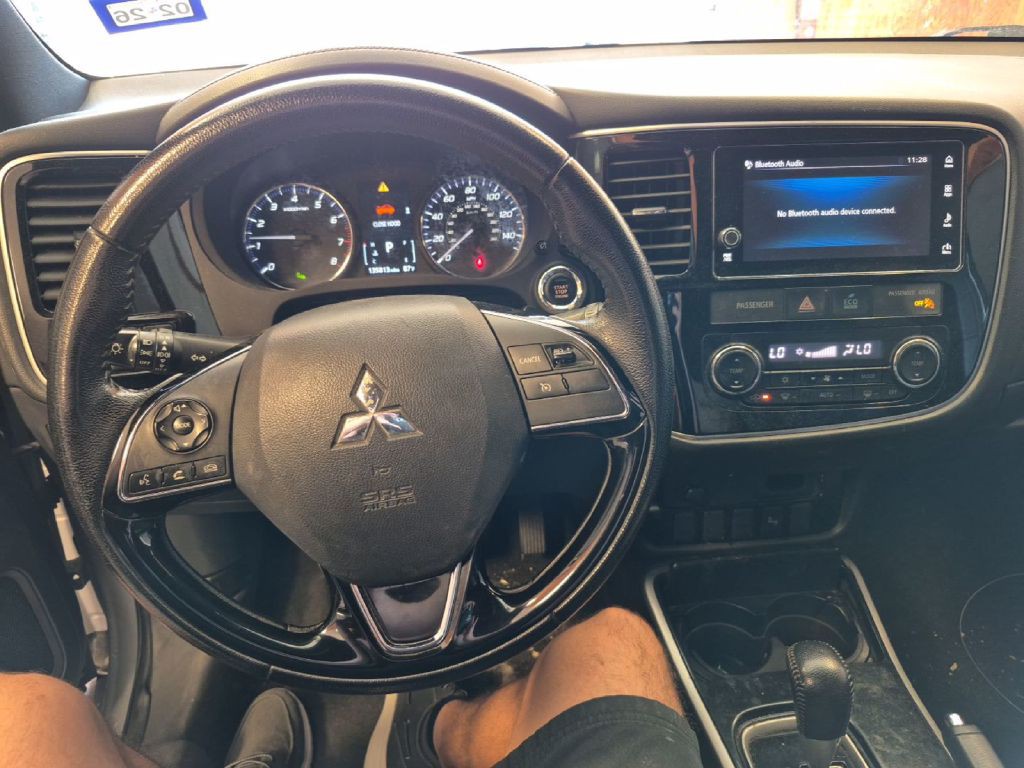 2018 Mitsubishi Outlander Image 2