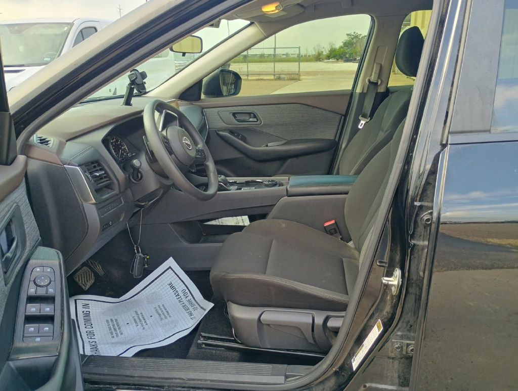2023 Nissan Rogue Image 2