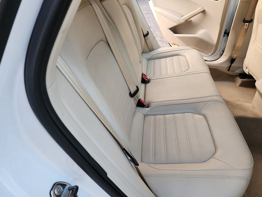 2012 Volkswagen Passat Image 16