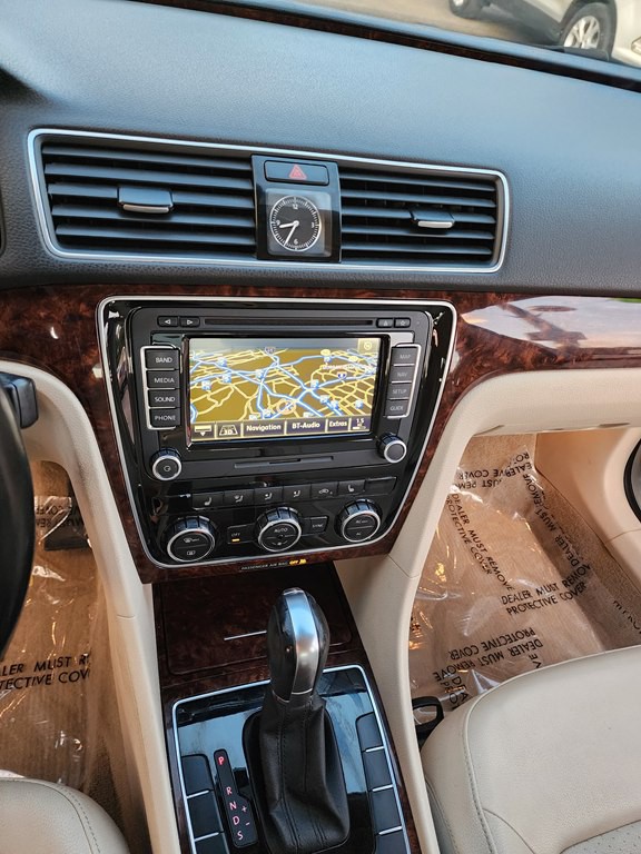 2012 Volkswagen Passat Image 24