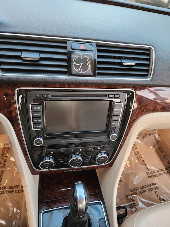 2012 Volkswagen Passat Image 25