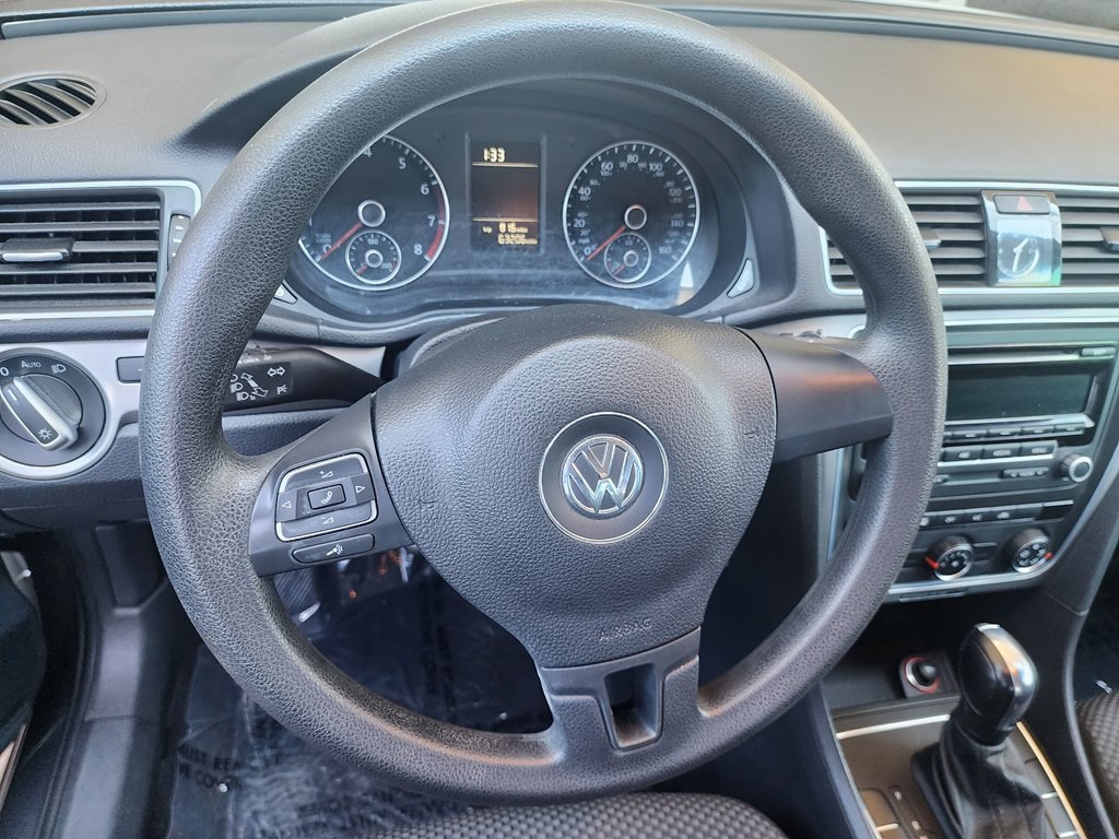 2013 Volkswagen Passat Image 17