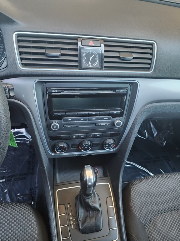 2013 Volkswagen Passat Image 20