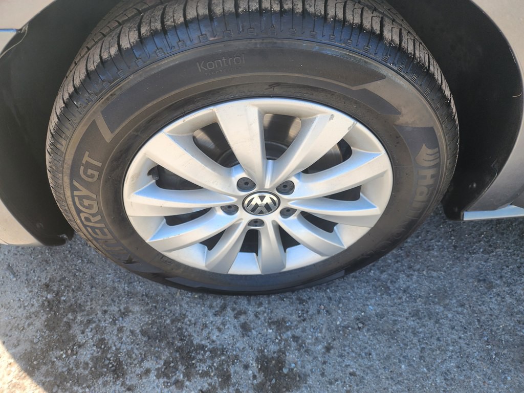 2013 Volkswagen Passat Image 24