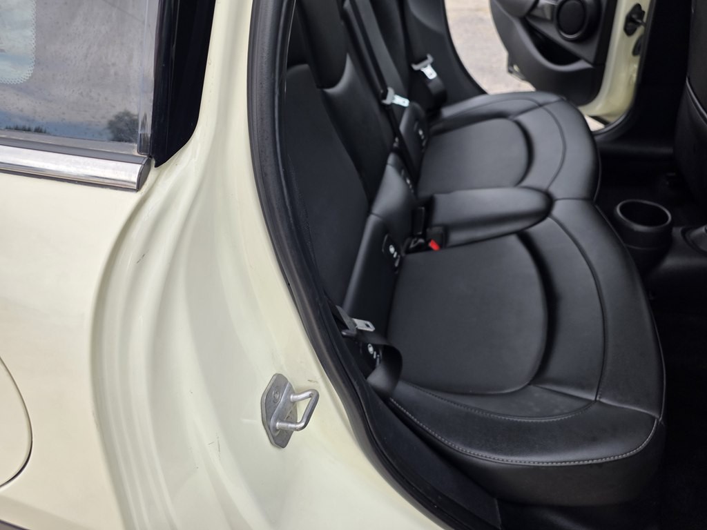 2015 MINI Cooper Image 16