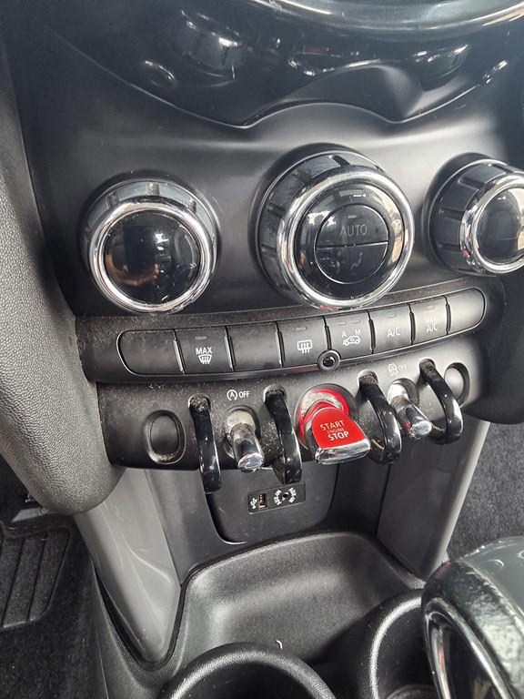 2015 MINI Cooper Image 25