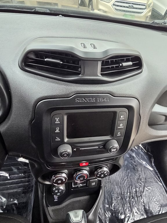 2015 Jeep Renegade Image 24