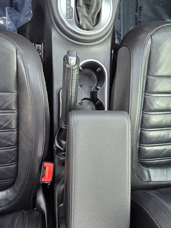 2013 Volkswagen Beetle Image 25