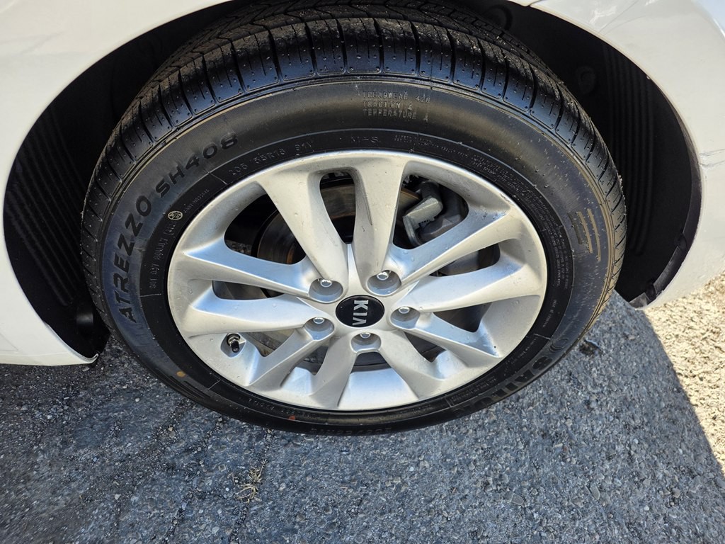 2017 Kia Forte Image 30