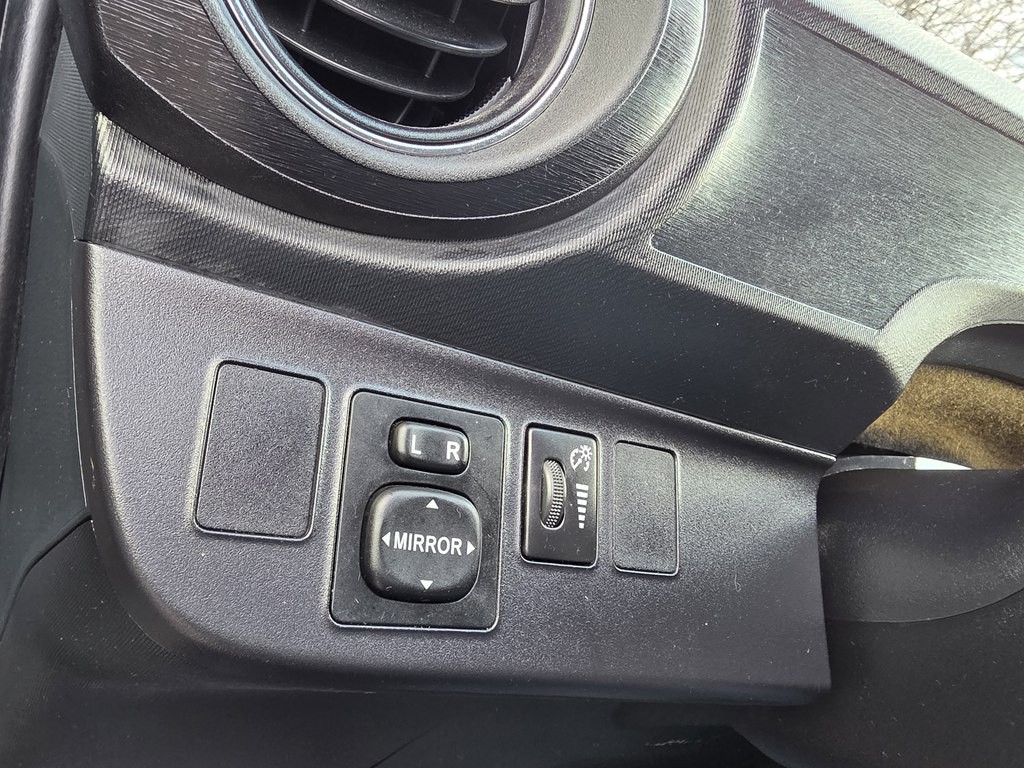 2014 Toyota Prius Image 30