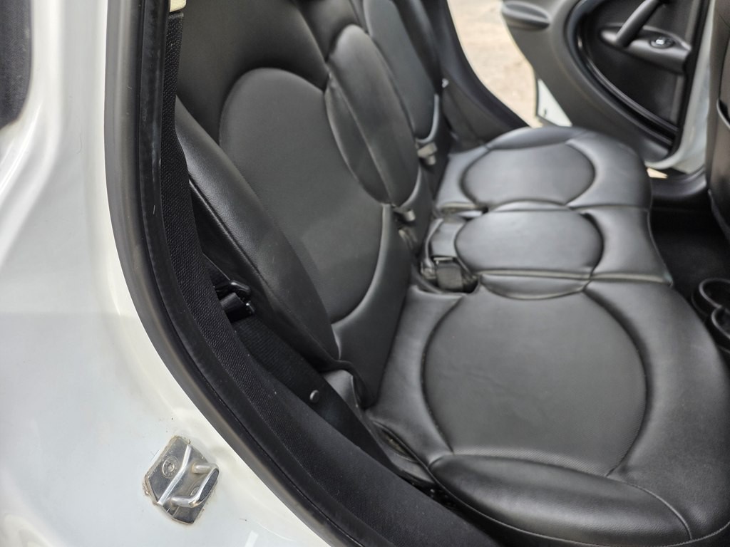 2014 MINI Cooper Image 17