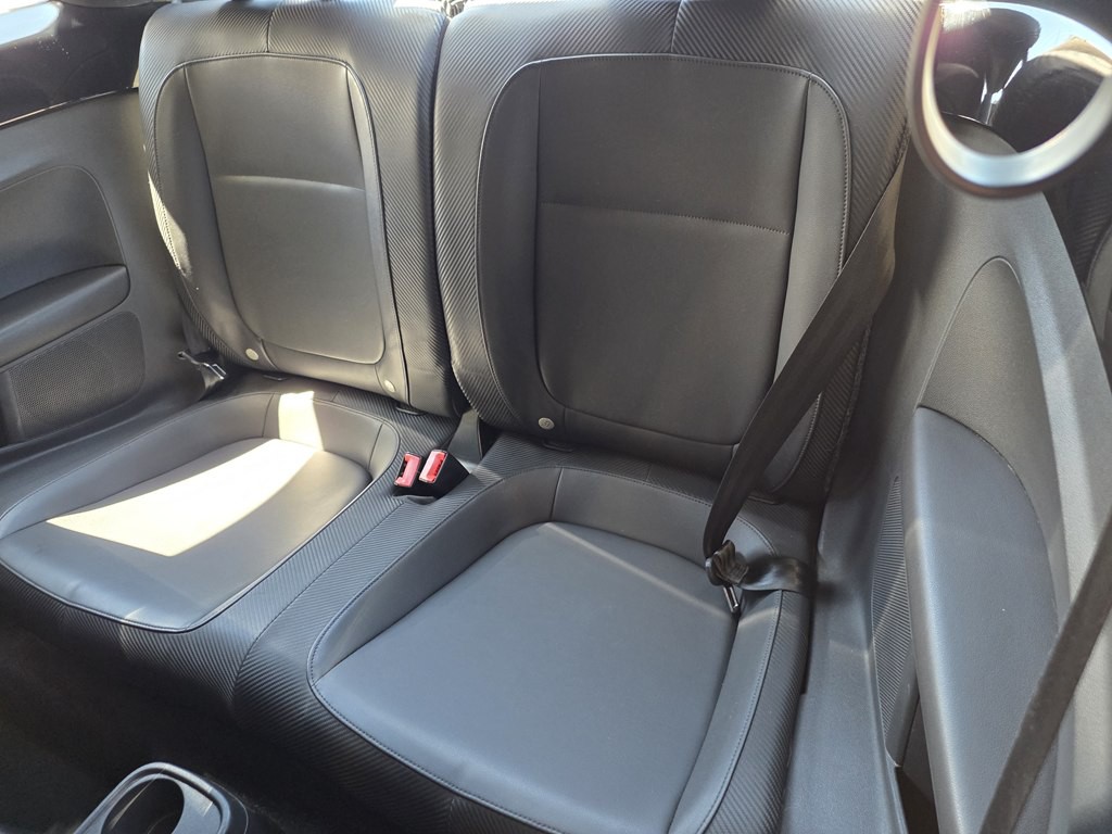 2012 Volkswagen Beetle Image 16