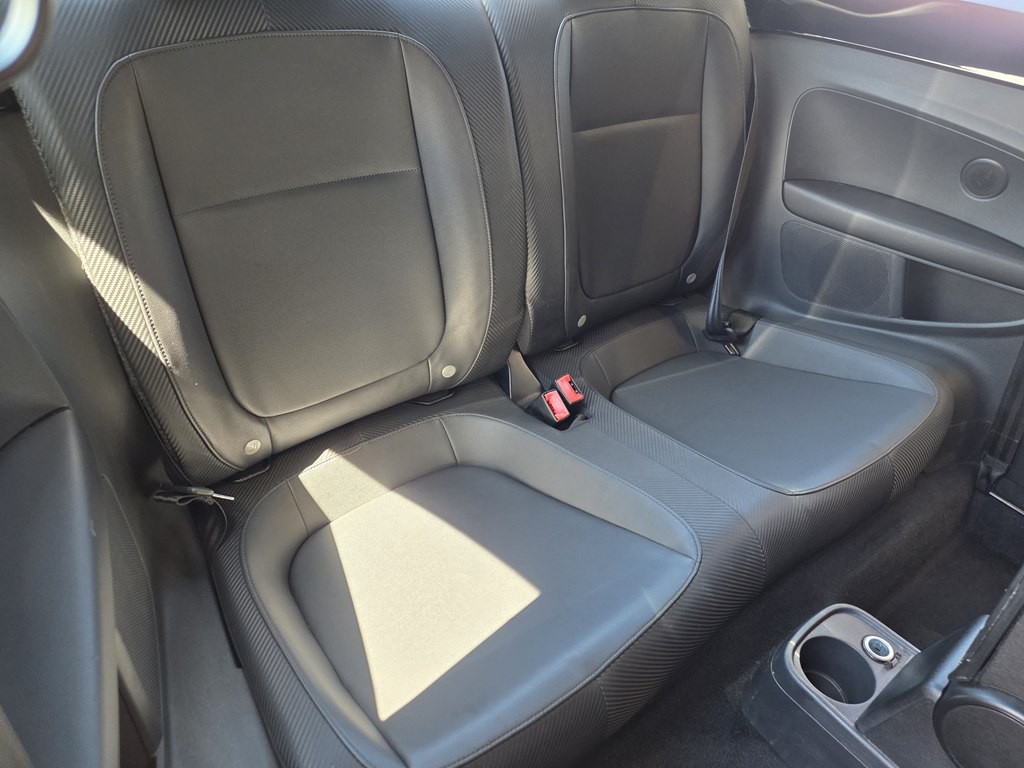2012 Volkswagen Beetle Image 17