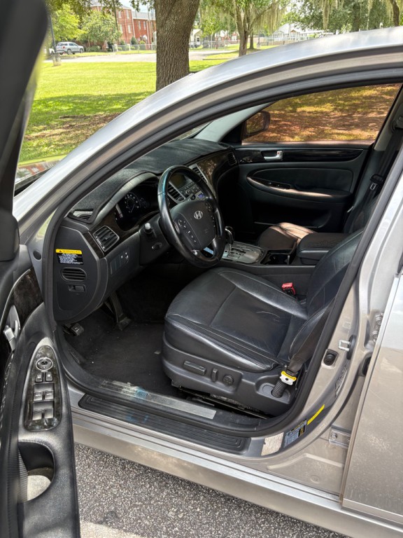 2012 Hyundai Genesis Image 5
