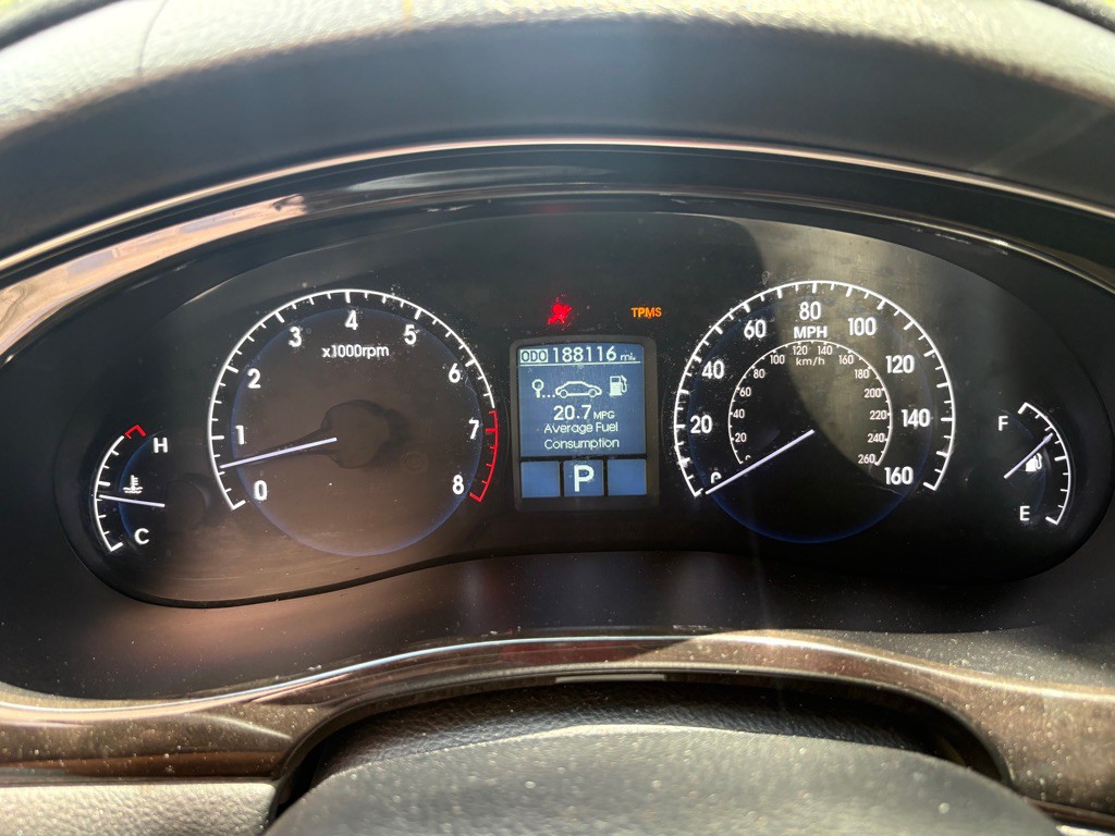 2012 Hyundai Genesis Image 9