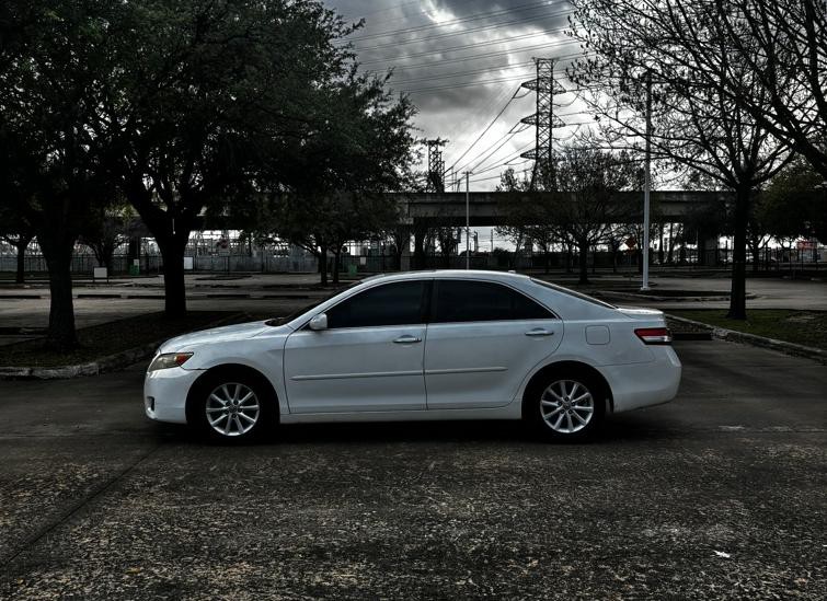 2011 Toyota Camry Image 1