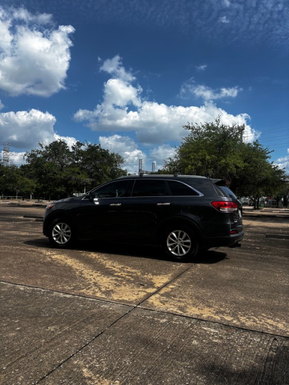 2016 Kia Sorento Image 2