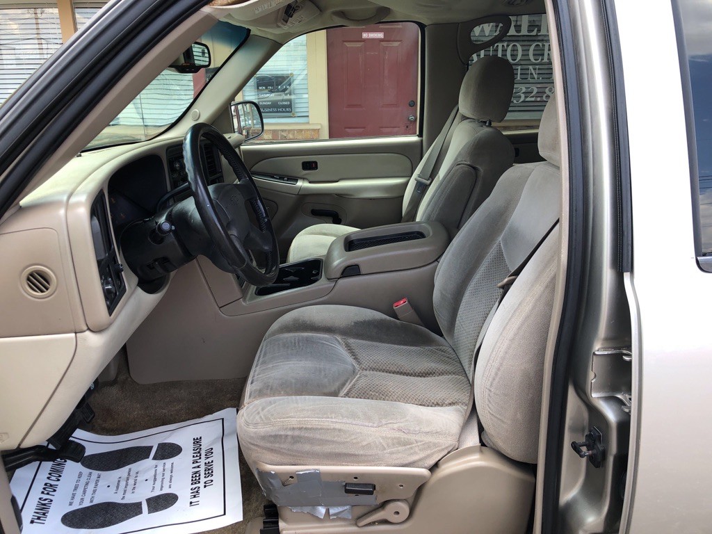 2003 Chevrolet Suburban Image 2