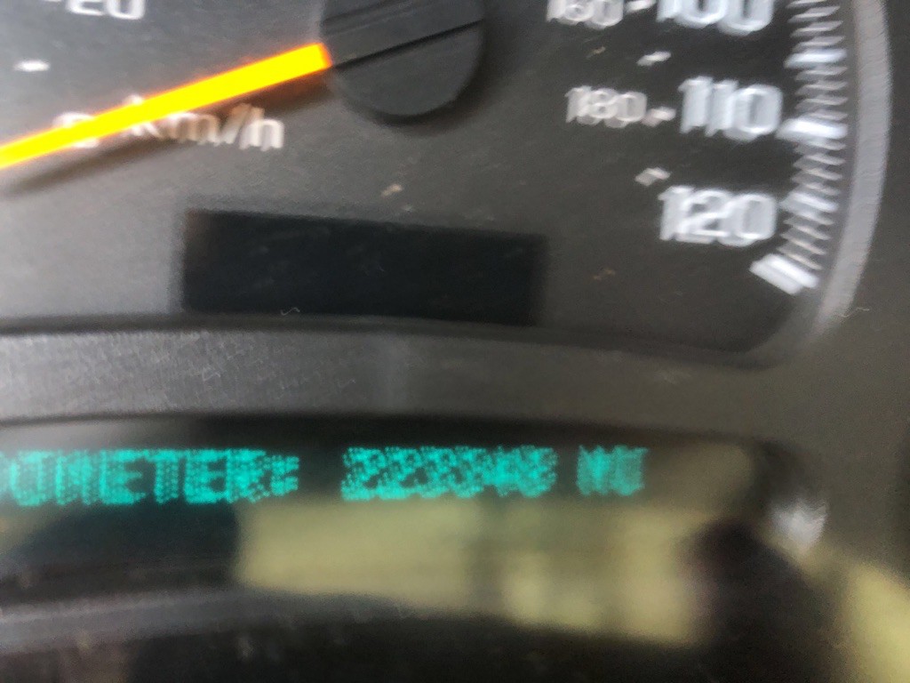 2003 Chevrolet Suburban Image 3