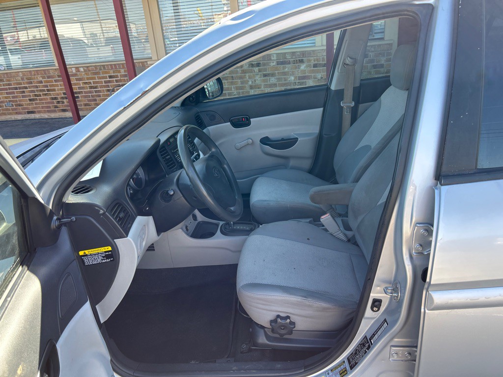 2011 Hyundai Accent Image 2