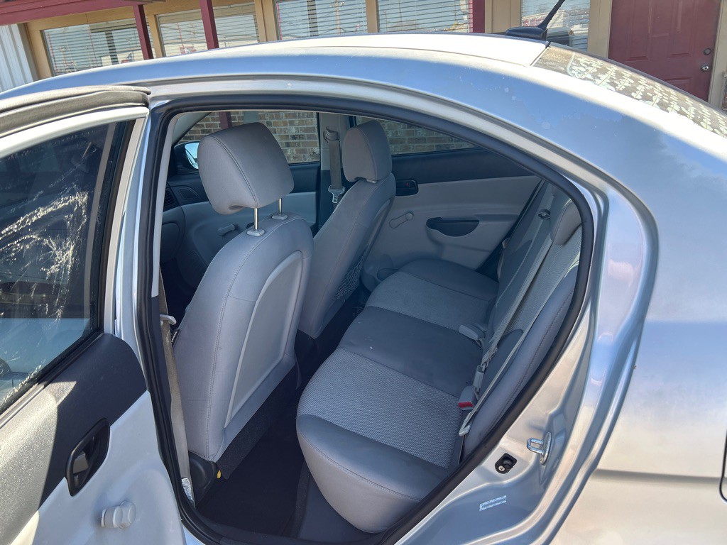 2011 Hyundai Accent Image 5