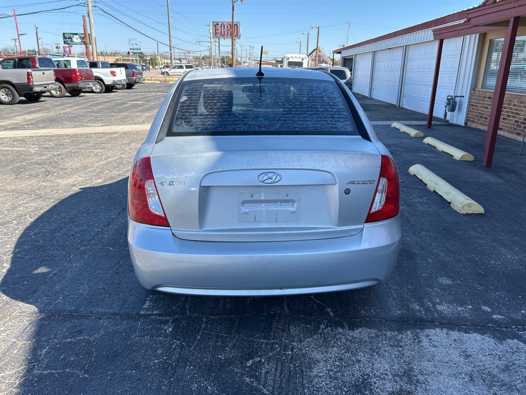 2011 Hyundai Accent Image 8