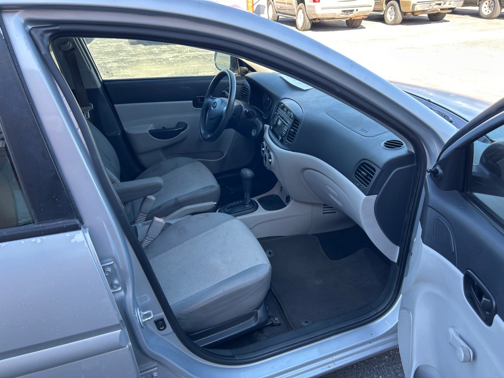 2011 Hyundai Accent Image 11