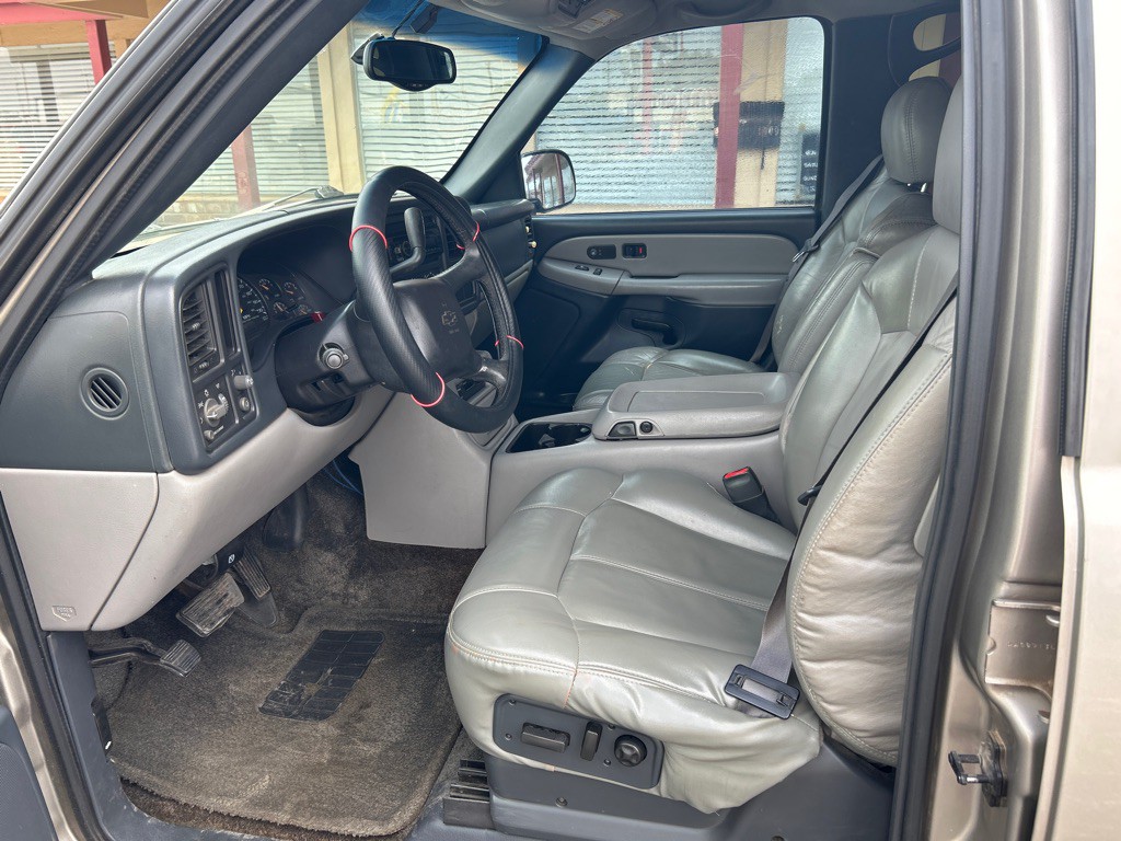2001 Chevrolet Tahoe Image 2